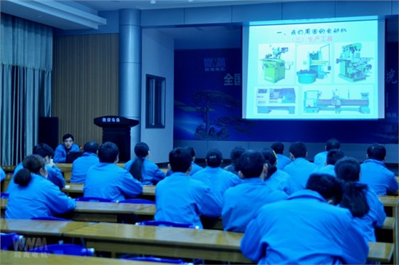 新学员在接受工艺知识培训 新学员在接受工艺知识培训